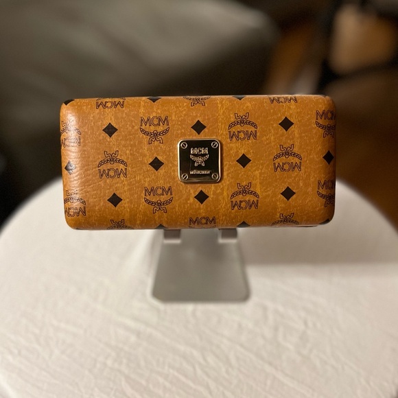 MCM Authentic/Pre-loved, oversized frames. MCM on the arms of glasses. - Picture 3 of 4